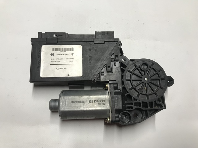 VAG 7L0959794 Мотор стеклоподъемника двери задней правой в наличии Николаев