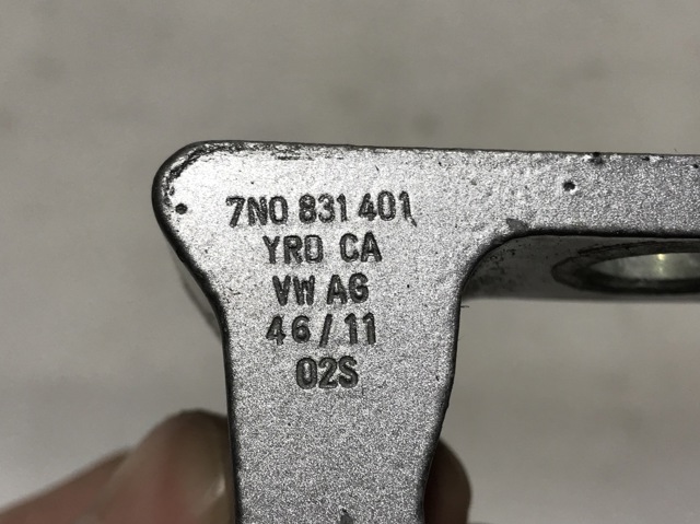 7N0831401 VAG Петля двери передней левой купить в Николаев