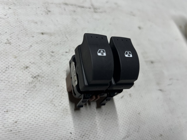 Кнопки переднего левого стеклоподъёмника 8200315050 RENAULT