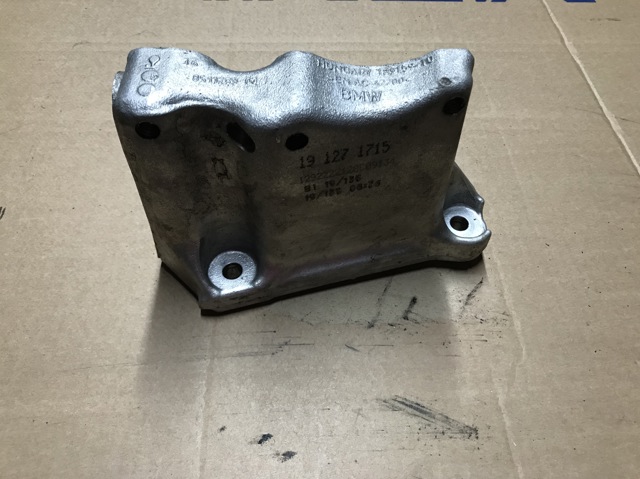 Кронштейн подушки (опоры) двигателя, правой 8511299 BMW