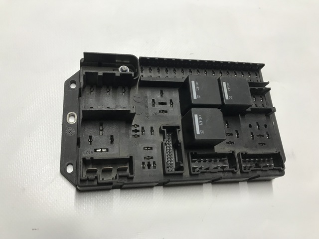 Блок предохранителей и реле AH4214A073AB LAND ROVER