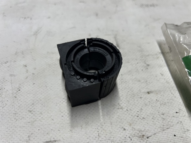 Втулка стойки стабилизатора Skoda SuperB 2