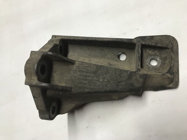 Кронштейн подушки (опоры) двигателя, левой KKU500580 LAND ROVER
