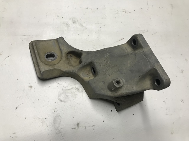 Кронштейн подушки (опоры) двигателя, правой KKU500590 LAND ROVER