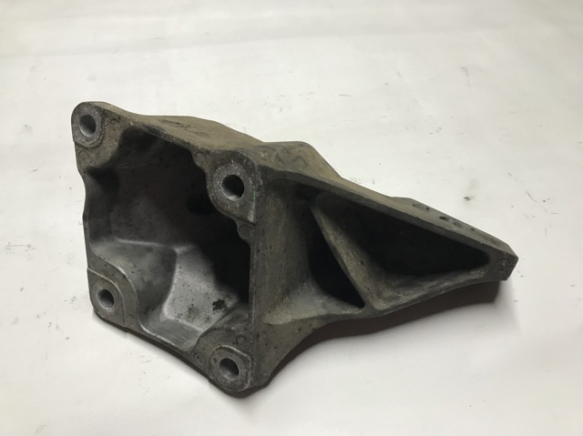 KKU500771 Кронштейн подушки (опоры) двигателя левой купить Хмельницкий