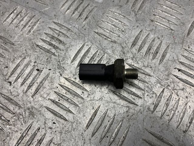 Датчик давления масла двигателя 06A919081F VAG