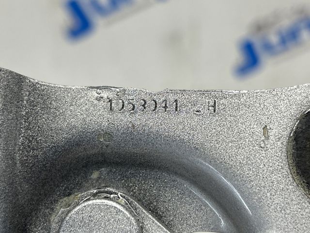 Левая петля капота 105804100B TESLA