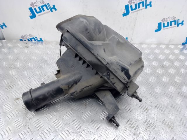 Корпус воздушного фильтра, правый 165001CB0C NISSAN