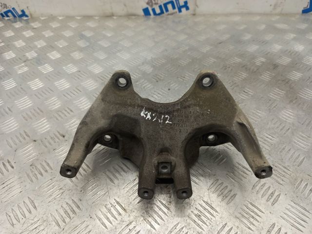 Крепление подушки коробки передач 22326777611 BMW