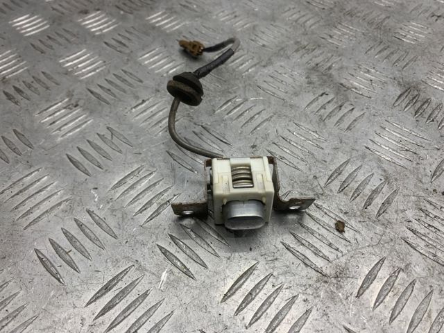 Кнопка привода замка 3/5 двери (ляды)/крышки багажника 25380JK01A NISSAN