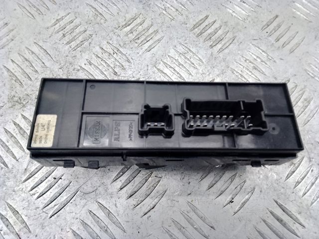 Кнопки переднего левого стекло подъёмника 254015AA0A NISSAN