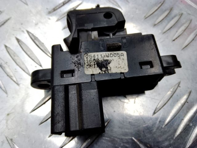 Кнопка включения мотора стеклоподъемника задняя 25411JD05A NISSAN