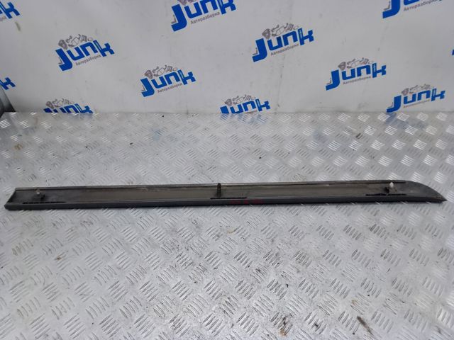 Молдинг передней правой двери, нижний 30698452 VOLVO