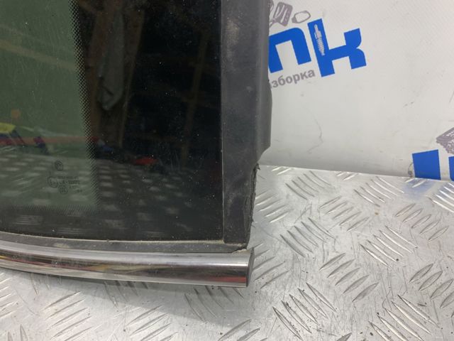Стекло багажного отсека, правое 3CN845298FNVB VAG