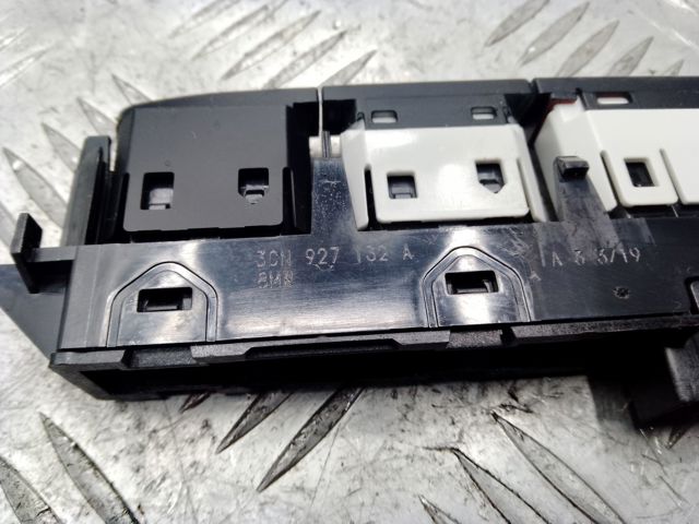 Блок кнопок центральной консоли 3CN927132A VAG