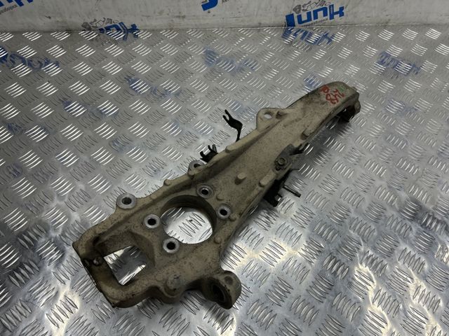 Цапфа (поворотный кулак) передний правый 400141CA0A NISSAN