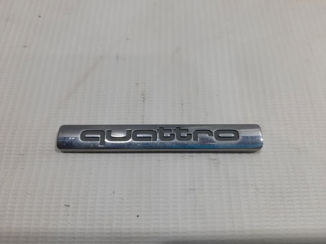 Фирменный значок Audi A8 D3