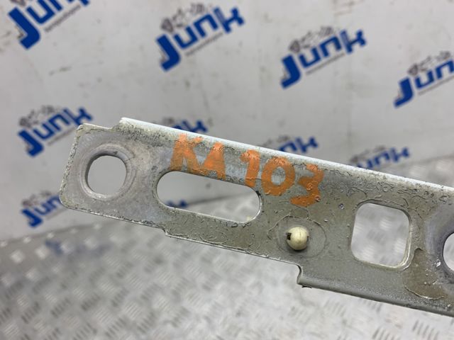 Правая петля капота  4L0823302 VAG