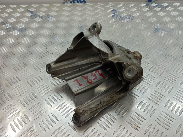 Кронштейн подушки (опоры) двигателя, левой 4M0199307CB VAG