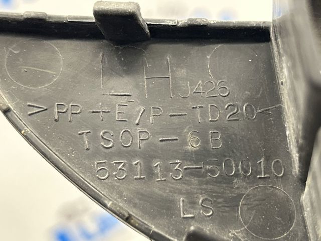 Решетка радиатора левая 5311350010 TOYOTA