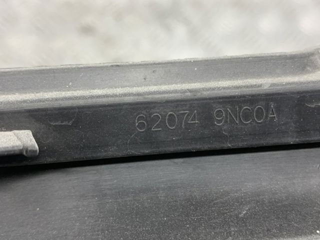 Решетка переднего бампера, центральная 620749NC0A NISSAN