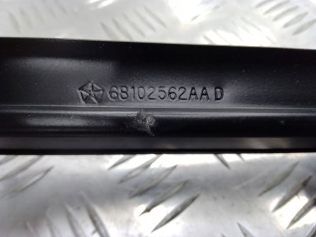 68102562AA CHRYSLER Накладка двери передней правой вертикальная купить в Черкассы