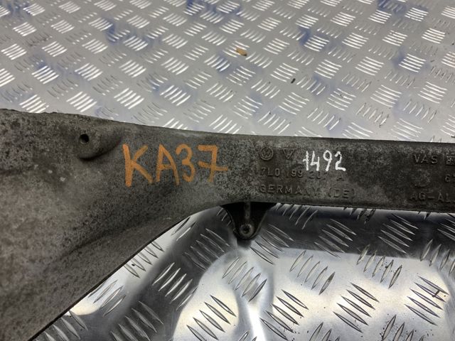 VAG 7L0199207A Балка крепления двигателя в наличии Украина