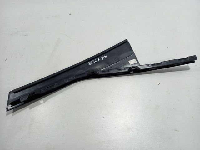 Накладка задней двери, правой, вертикальная 7P6839904C041 VAG