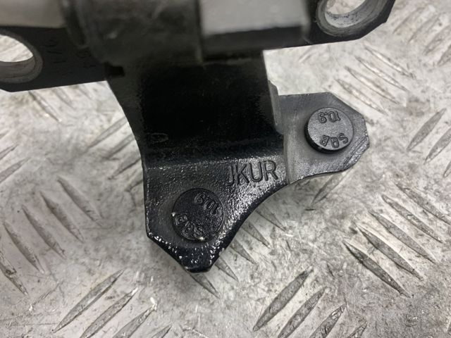 Петля задней правой двери 824001CA0A NISSAN