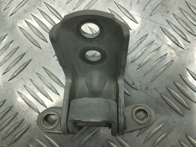 Петля передней двери правая 824214P00A NISSAN