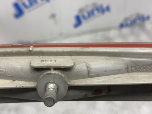 Левый отражатель заднего бампера 84281SC010 SUBARU