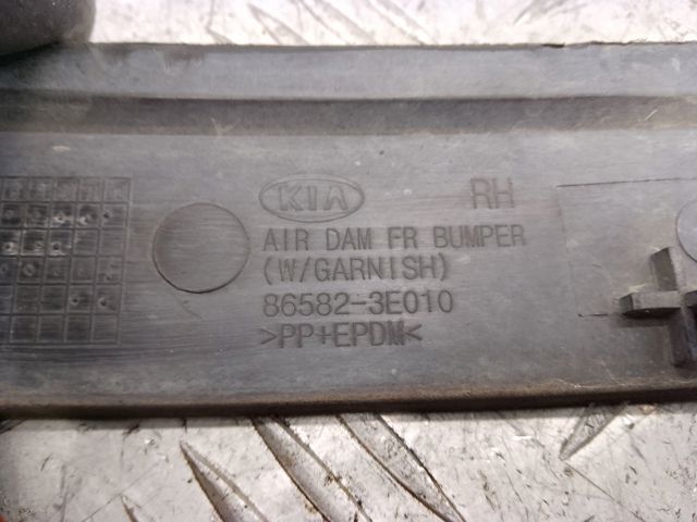 Молдинг бампера переднего правый 865823E010 HYUNDAI