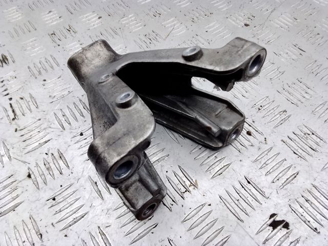 Кронштейн подушки (опоры) двигателя, левой 8K0199307BH VAG
