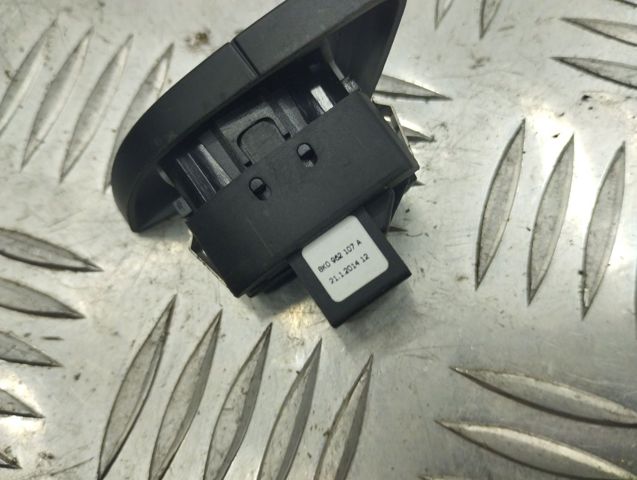 Кнопка центрального замка 8K0962107AV10 VAG