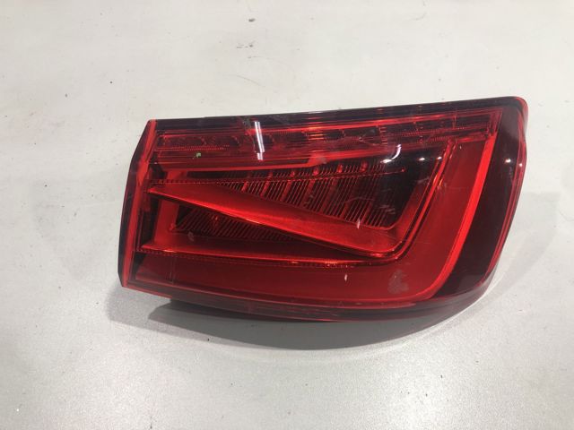 Задний правый внешний фонарь 8V5945096C VAG