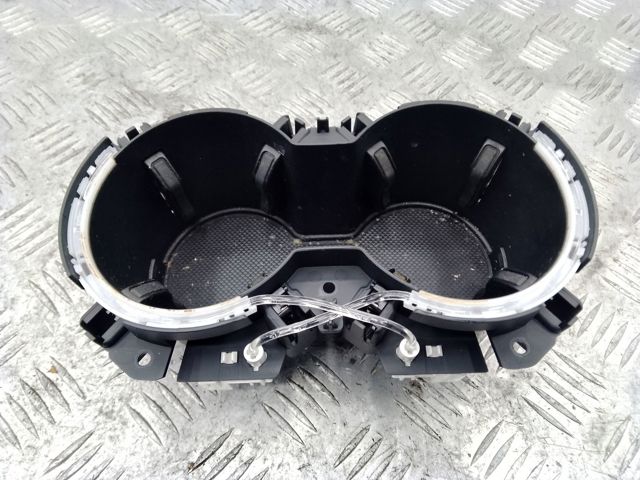 Подстаканник подлокотника центральной консоли 8W0862533D VAG