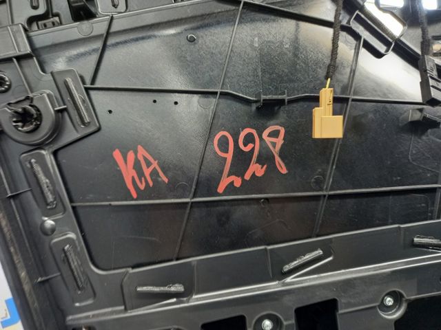 8W0867104ABWFA Обшивка (облицовка) внутренняя двери передней правой купить Николаев