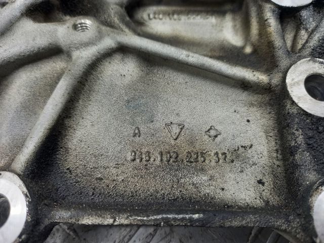 Кронштейн подушки (опоры) двигателя, левой 94610202530 PORSCHE