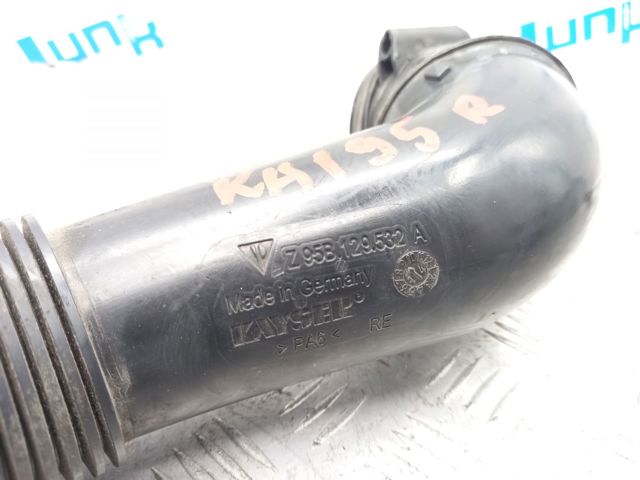 Патрубок воздушный выход воздушного фильтра 95B129532A VAG