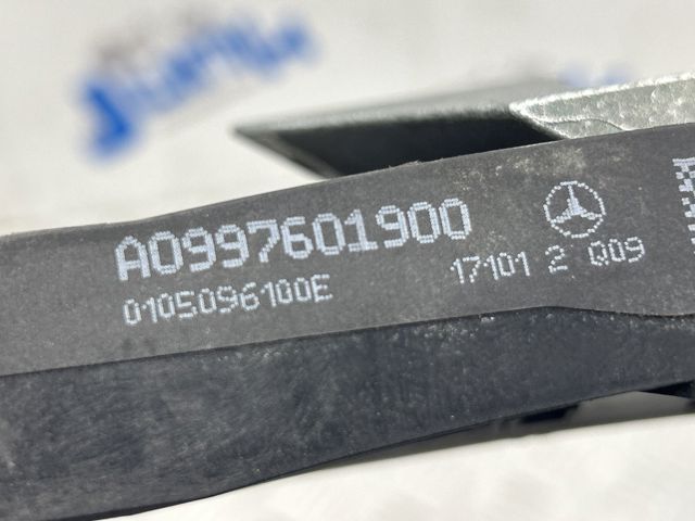 Держатель наружной ручки двери, передней левой A0997601900 MERCEDES