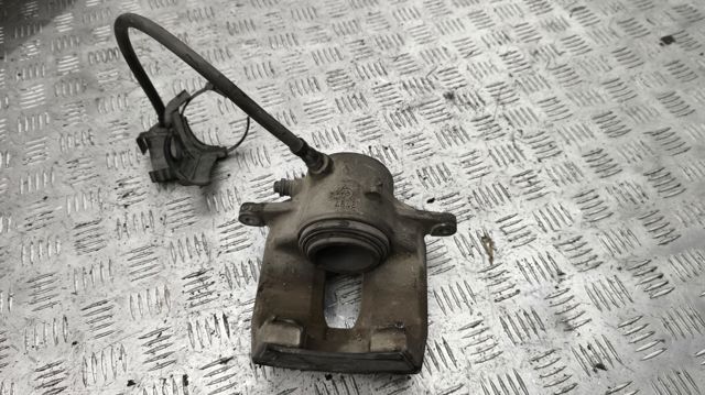 MERCEDES A2044212681 Суппорт тормозной передний правый в наличии Чернигов