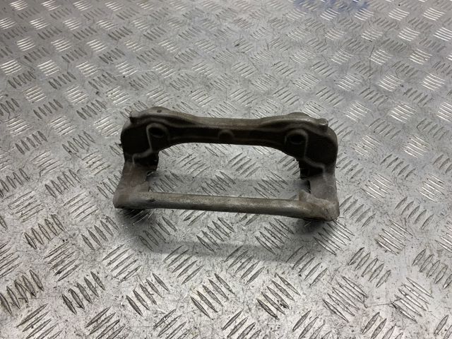 Скоба тормозного суппорта переднего A2054215400 MERCEDES