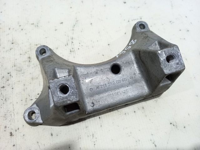 Крепление подушки коробки передач A2112420340 MERCEDES