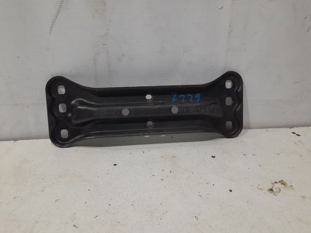 Балка крепления коробки передач A2112420901 MERCEDES