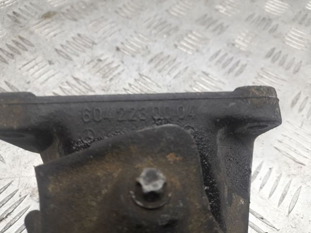 Кронштейн подушки (опоры) двигателя, правой A6042230004 MERCEDES