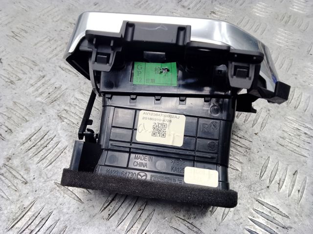 Решетка воздуховода правая K12364730C02 MAZDA