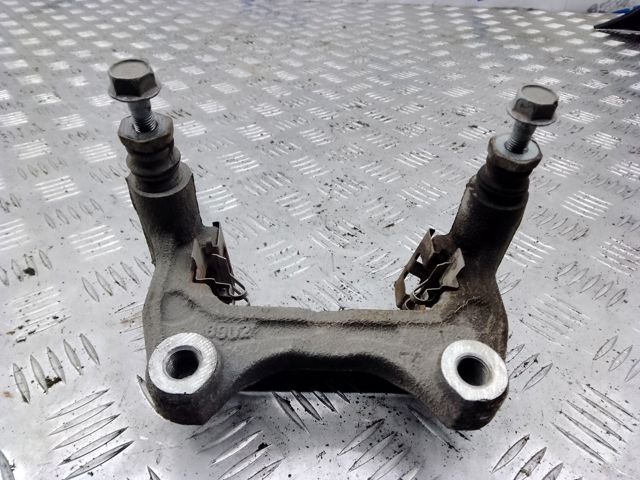 KAY02628X MAZDA Скоба тормозного суппорта заднего купить в Ужгород