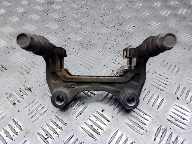 Скоба суппорта заднего KAY02629X MAZDA