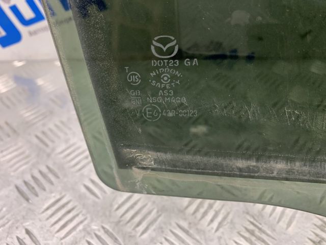 Стекло задней правой двери KB8C72510 MAZDA