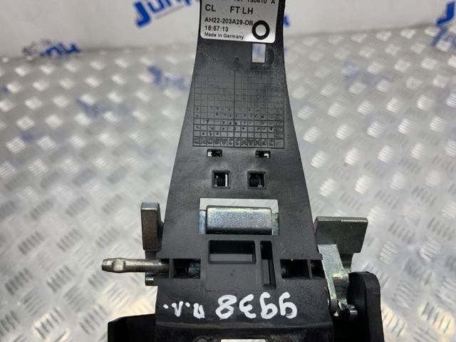 LR018296 LAND ROVER Держатель наружной ручки двери передней левой купить в Одесса